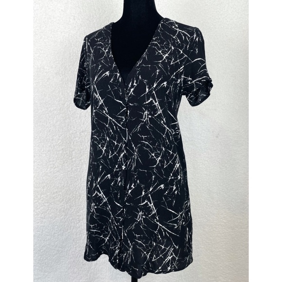 Forever 21 Dresses & Skirts - FOREVER 21 • Black/White Crackle Print Mini Dress
